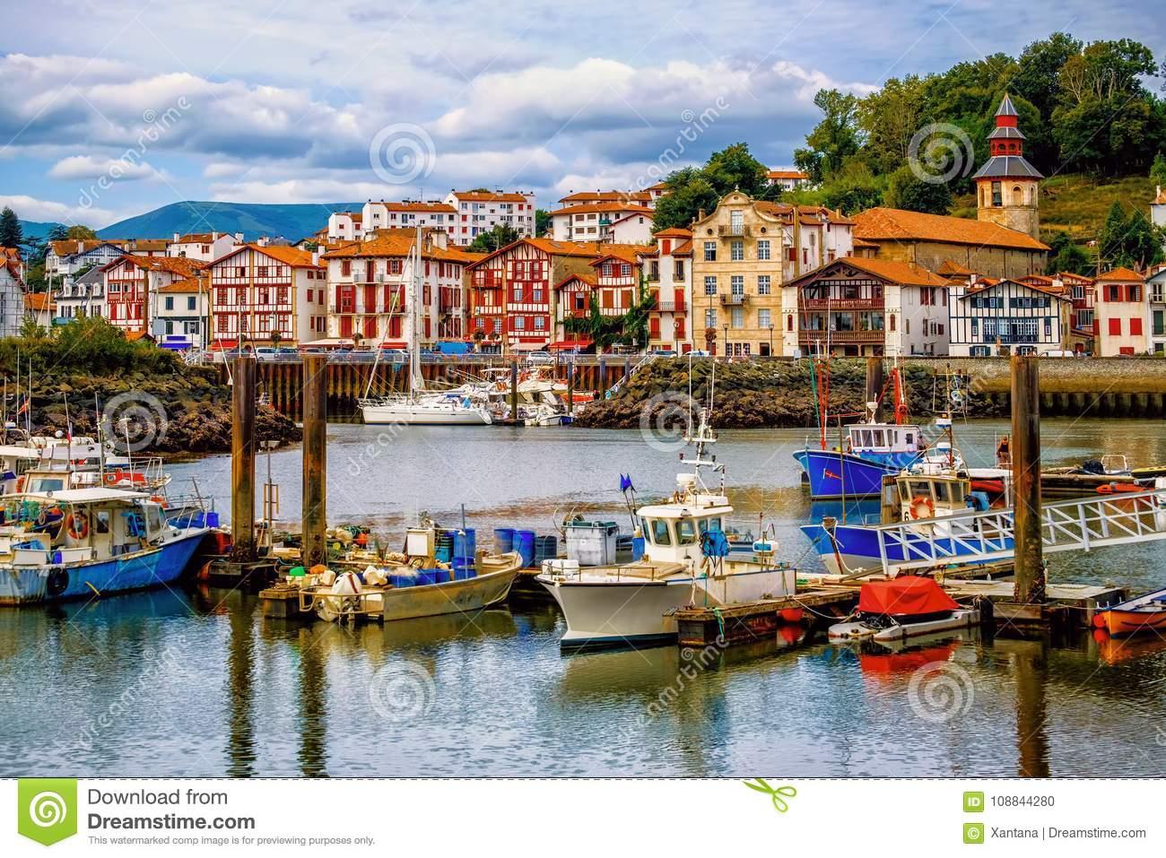 Maisons basques colorees dans le port de saint jean luz france 108844280